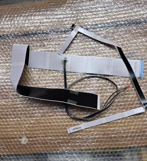 Samsung UA85AU8000W - Set OF Cables - Image 4